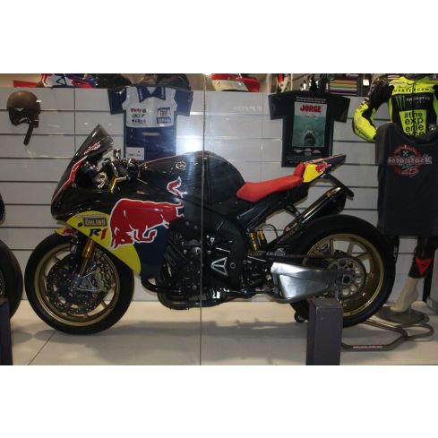 YAMAHA R1 RED BULL